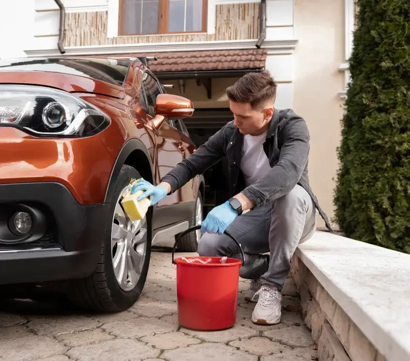 Lavage auto à domicile La Roche-en-Brenil : professionnel intervenant sur un véhicule